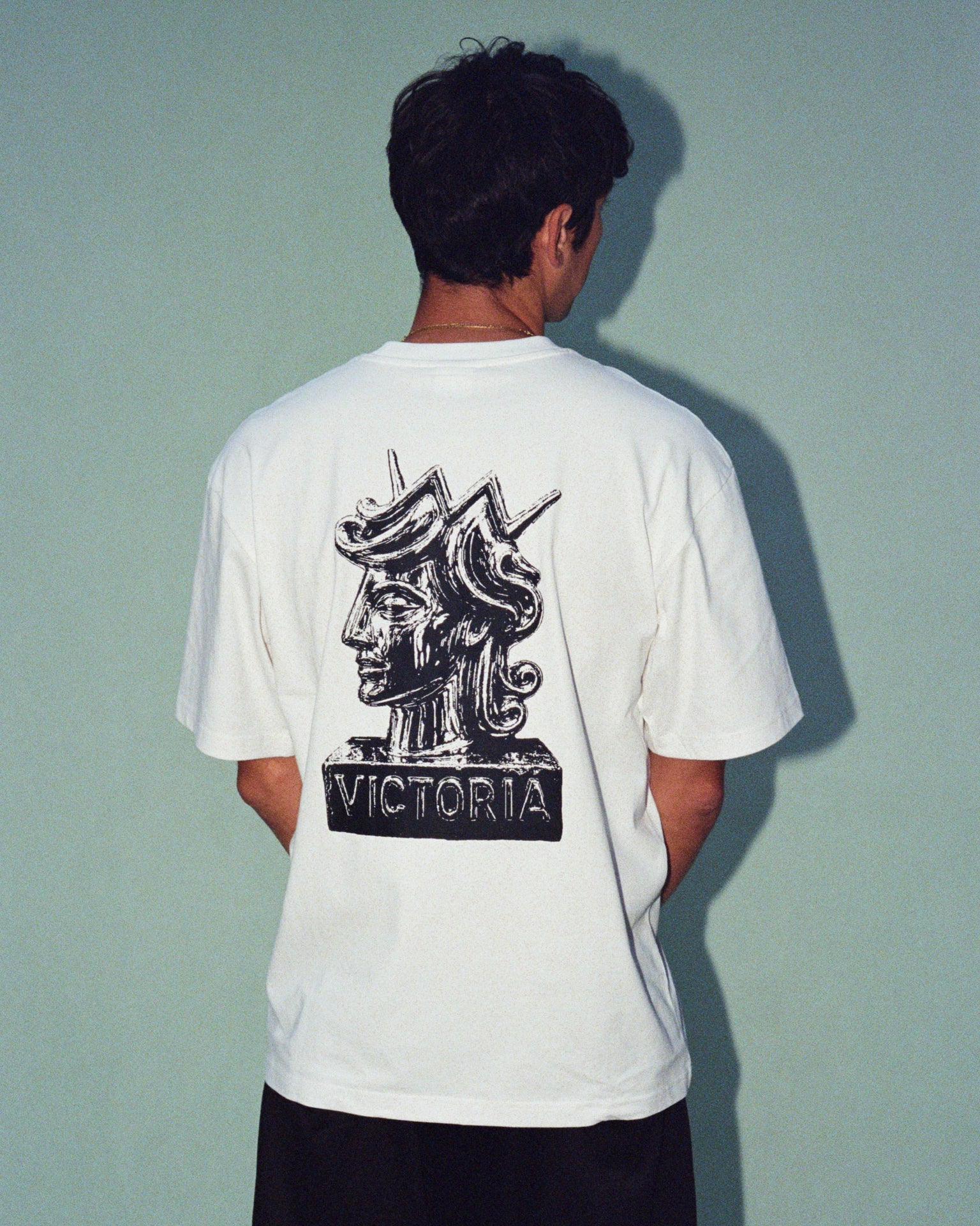 QH STATUE TEE